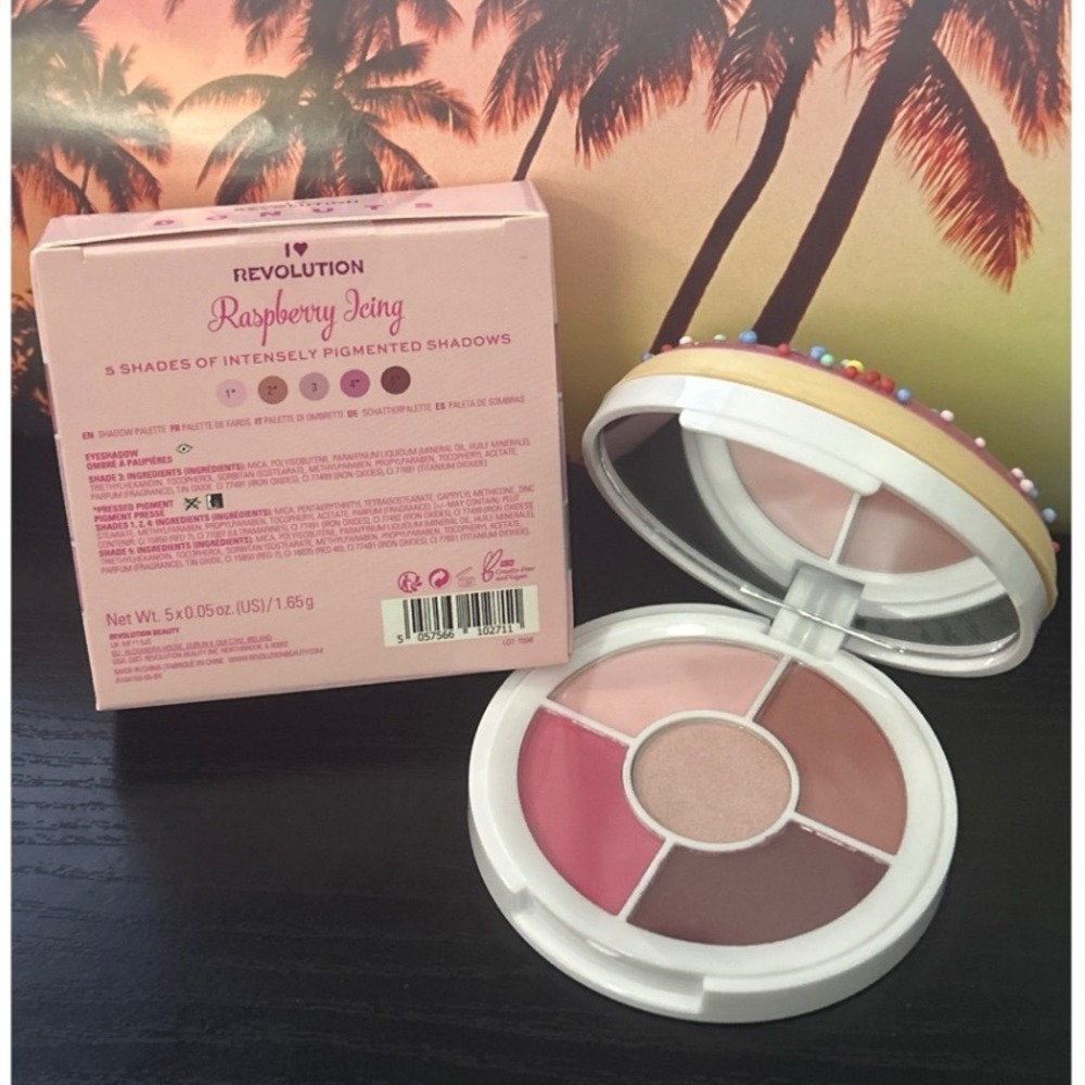 Revolution Raspberry Icing Donut 5 Shade Eyeshadow Raspberry Smell